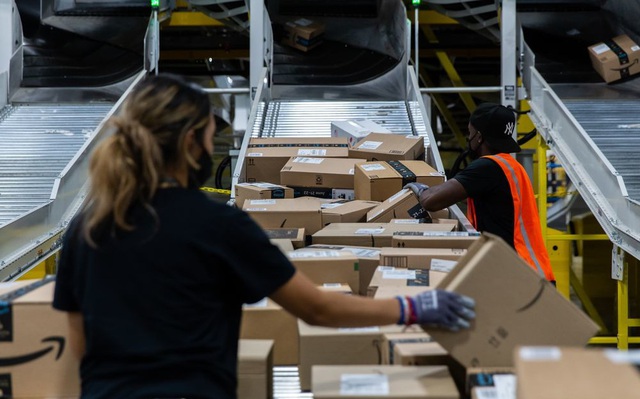 Nhân viên Amazon tại trung tâm hoàn tất đơn hàng Bắc Carolina. (Ảnh: Bloomberg)