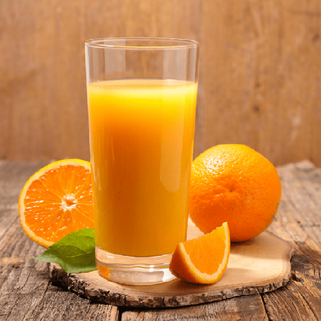 Uống nước cam sau khi tiêm phòng Covid-19 có tốt không? - Ảnh 1.