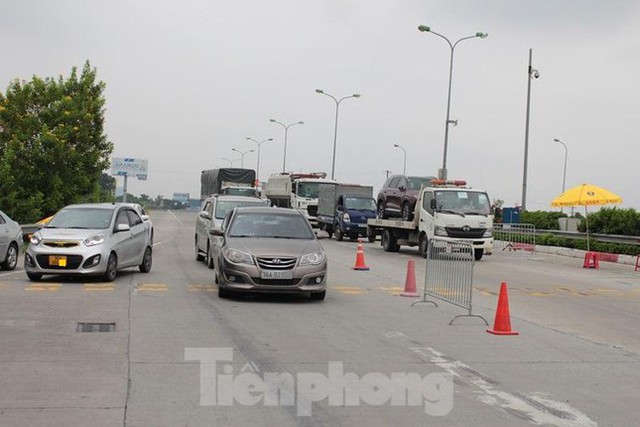  Lượng xe cá nhân tăng mạnh tại cửa ngõ Hà Nội do xin được xác nhận giấy đi đường  - Ảnh 1.