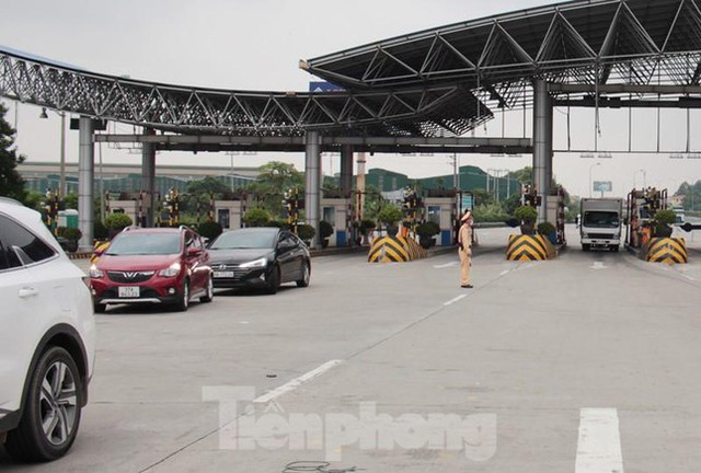 Lượng xe cá nhân tăng mạnh tại cửa ngõ Hà Nội do xin được xác nhận giấy đi đường  - Ảnh 2.