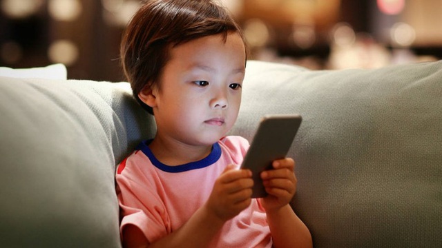 Muốn nuôi dạy con ‘thông minh, giỏi giang’, cha mẹ cần tránh 4 câu ra lệnh này khi thấy chúng thích ôm máy tính hay smartphone cả ngày - Ảnh 1.
