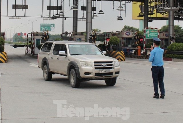  Lượng xe cá nhân tăng mạnh tại cửa ngõ Hà Nội do xin được xác nhận giấy đi đường  - Ảnh 3.