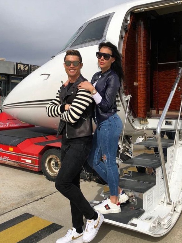 Vượt qua Messi và Neymar, Ronaldo có tới 2 máy bay cá nhân gần 100 triệu USD, bên trong như khách sạn mini - Ảnh 3.