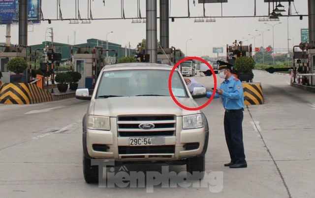  Lượng xe cá nhân tăng mạnh tại cửa ngõ Hà Nội do xin được xác nhận giấy đi đường  - Ảnh 4.