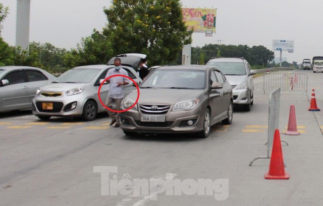  Lượng xe cá nhân tăng mạnh tại cửa ngõ Hà Nội do xin được xác nhận giấy đi đường  - Ảnh 5.