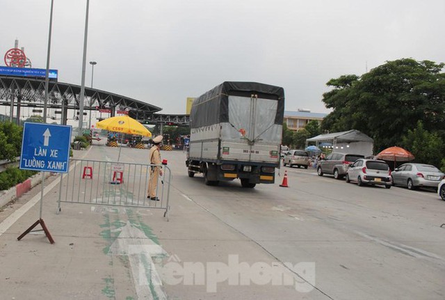  Lượng xe cá nhân tăng mạnh tại cửa ngõ Hà Nội do xin được xác nhận giấy đi đường  - Ảnh 8.