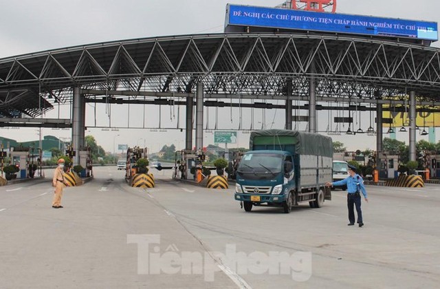 Lượng xe cá nhân tăng mạnh tại cửa ngõ Hà Nội do xin được xác nhận giấy đi đường  - Ảnh 9.