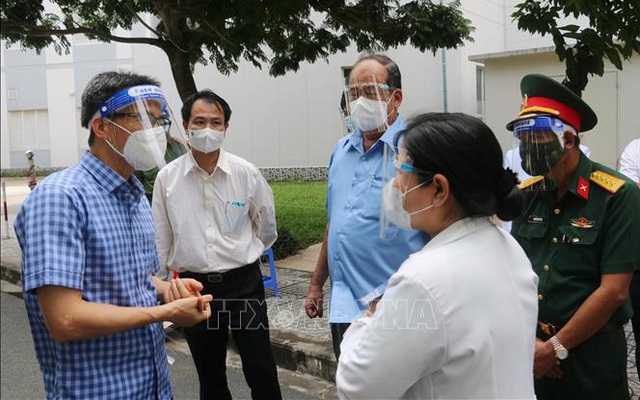 Phó Thủ tướng Chính phủ Vũ Đức Đam cùng lãnh đạo tỉnh An Giang kiểm tra công tác thu dung, điều trị bệnh nhân COVID-19 tại Bệnh viện Đa khoa trung tâm An Giang. Ảnh: Công Mạo/TTXVN