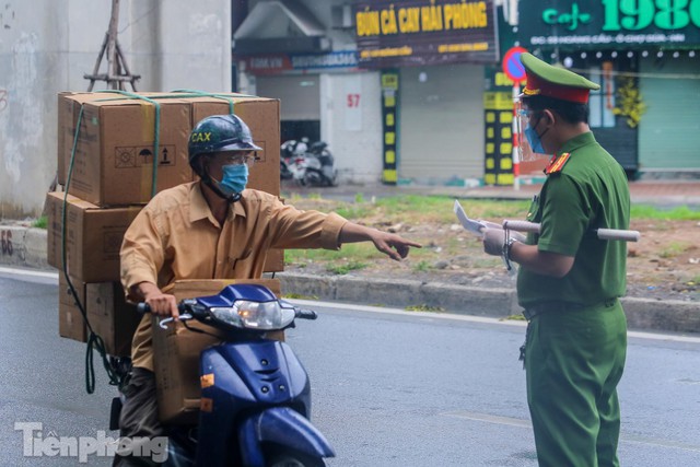 Dừng xác nhận giấy đi đường, đường phố Hà Nội đông đúc trở lại - Ảnh 2.