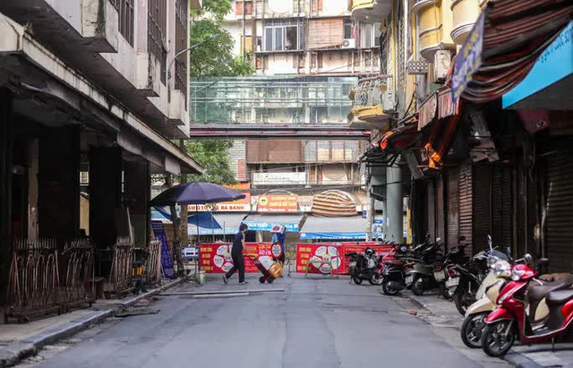CLIP: Cuộc sống của người dân 2 con phố ở trung tâm Hà Nội bị cách ly hiện ra sao? - Ảnh 13.