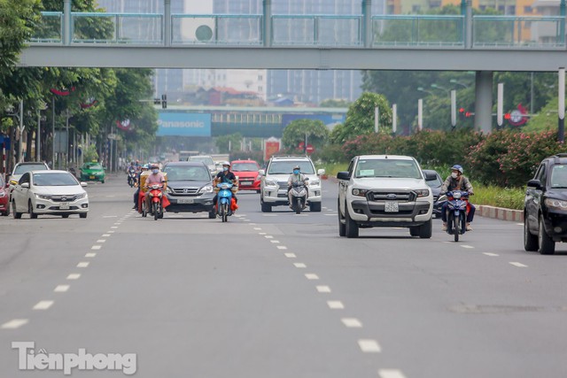 Dừng xác nhận giấy đi đường, đường phố Hà Nội đông đúc trở lại - Ảnh 13.