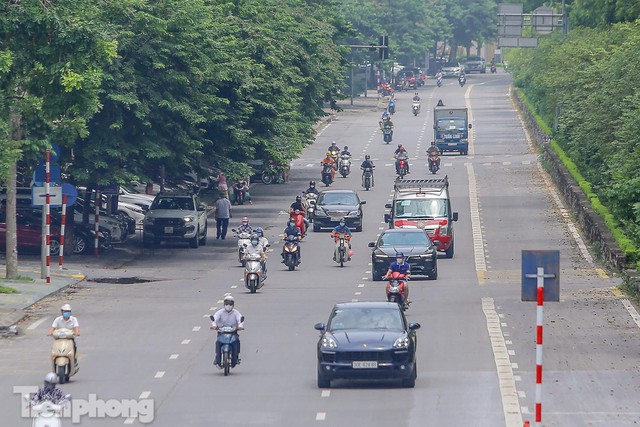 Dừng xác nhận giấy đi đường, đường phố Hà Nội đông đúc trở lại - Ảnh 16.