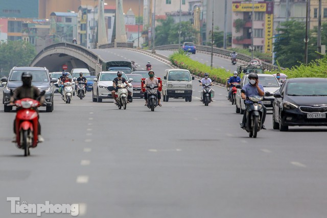 Dừng xác nhận giấy đi đường, đường phố Hà Nội đông đúc trở lại - Ảnh 4.