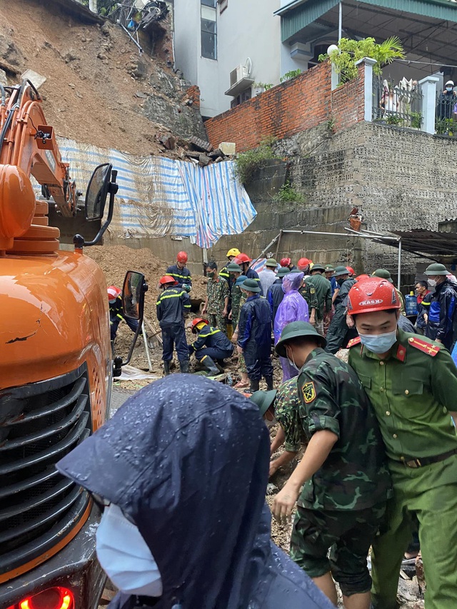 NÓNG: Sạt lở đất vùi lấp 4 người ở thành phố Hạ Long - Ảnh 7.