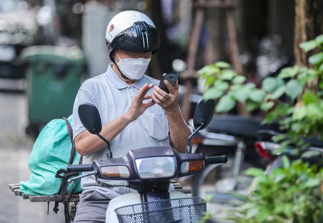 CLIP: Cuộc sống của người dân 2 con phố ở trung tâm Hà Nội bị cách ly hiện ra sao? - Ảnh 7.