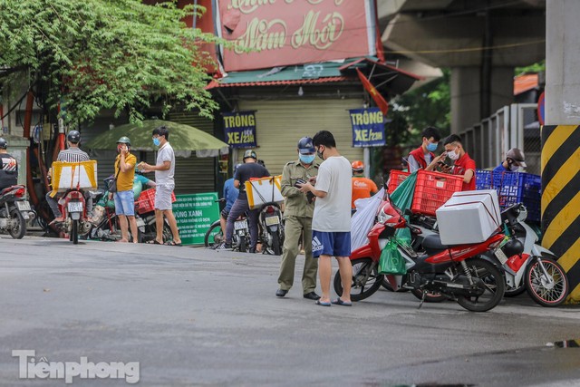 Dừng xác nhận giấy đi đường, đường phố Hà Nội đông đúc trở lại - Ảnh 6.