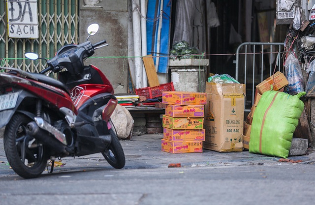 CLIP: Cuộc sống của người dân 2 con phố ở trung tâm Hà Nội bị cách ly hiện ra sao? - Ảnh 8.