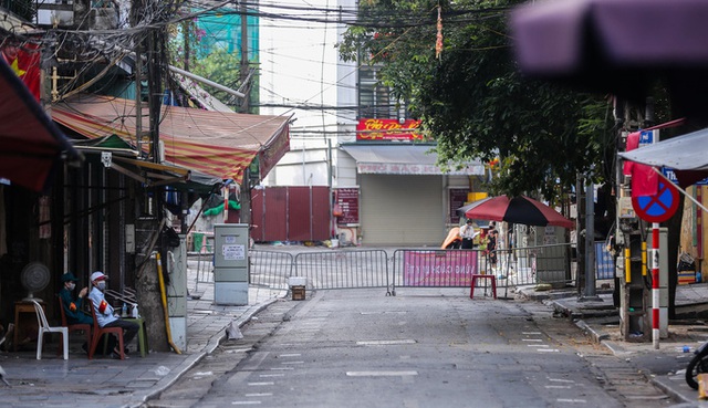 CLIP: Cuộc sống của người dân 2 con phố ở trung tâm Hà Nội bị cách ly hiện ra sao? - Ảnh 9.