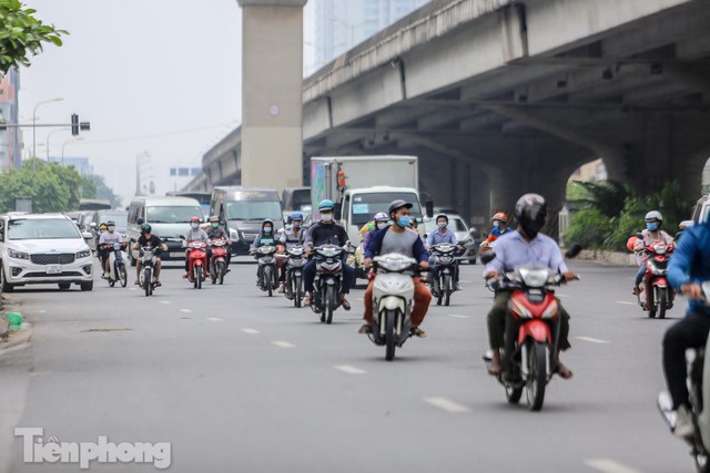 Dừng xác nhận giấy đi đường, đường phố Hà Nội đông đúc trở lại - Ảnh 9.