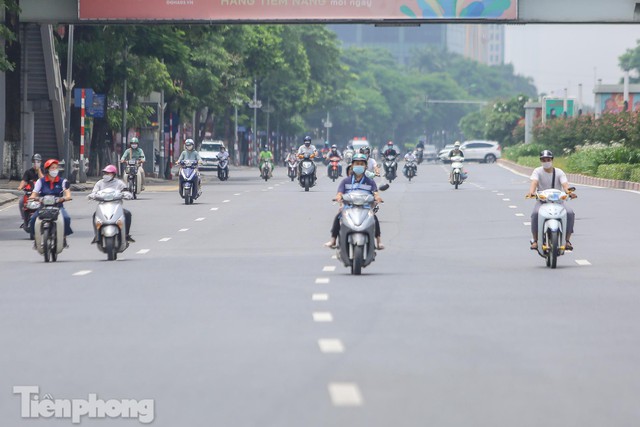 Dừng xác nhận giấy đi đường, đường phố Hà Nội đông đúc trở lại - Ảnh 10.