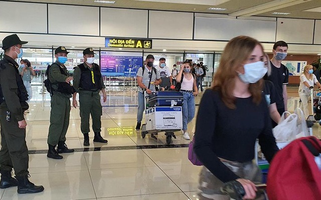 Huyện Sóc Sơn (Hà Nội) yêu cầu các nhân viên phục vụ số chuyến bay quốc tế ít ỏi còn lại tại sân bay Nội Bài phải thự chiện "3 tại chỗ". Ảnh minh họa.