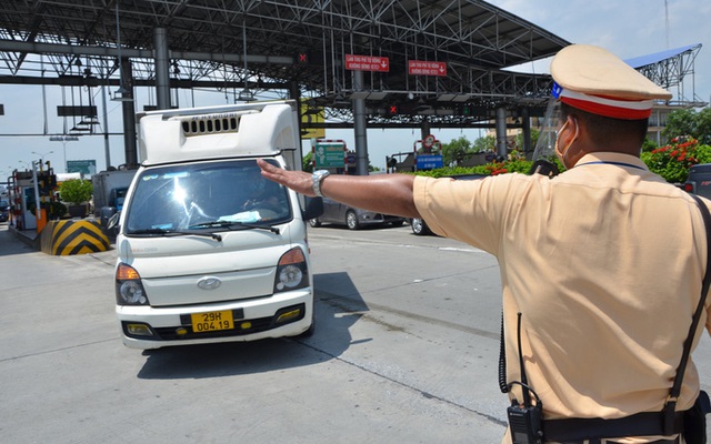 Công an kiểm tra các phương tiện ra vào Hà Nội ở chốt kiểm dịch trên cao tốc Pháp Vân - Cầu Giẽ - Ảnh: Vân Anh