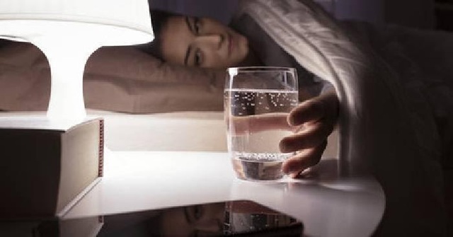 Không uống nước trước khi đi ngủ làm tăng nhiều nguy cơ sức khỏe: Ly nước cuối cùng trong ngày nên uống thế nào cho đúng? - Ảnh 2.