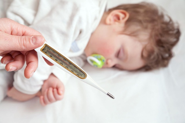 BS Nhi khoa chỉ ra 5 điều NÊN và KHÔNG NÊN làm khi con bị sốt co giật, điều thứ 2 bố mẹ thường mắc phải - Ảnh 1.