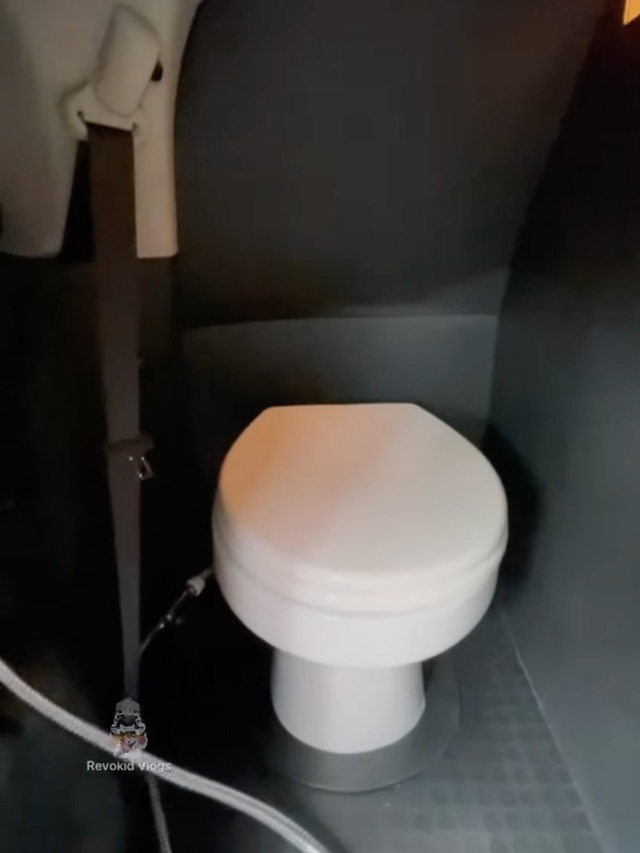 Toyota Fortuner 2021 độ toilet độc nhất thế giới - Nỗi lo đau bụng khi tắc đường đã trở thành quá khứ - Ảnh 3.
