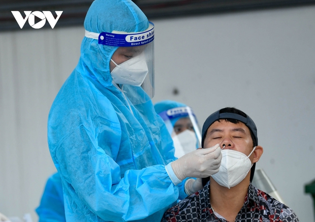 Hỗ trợ test nhanh virus SARS-CoV-2 cho hàng loạt tài xế “luồng xanh” ở Hà Nội - Ảnh 6.