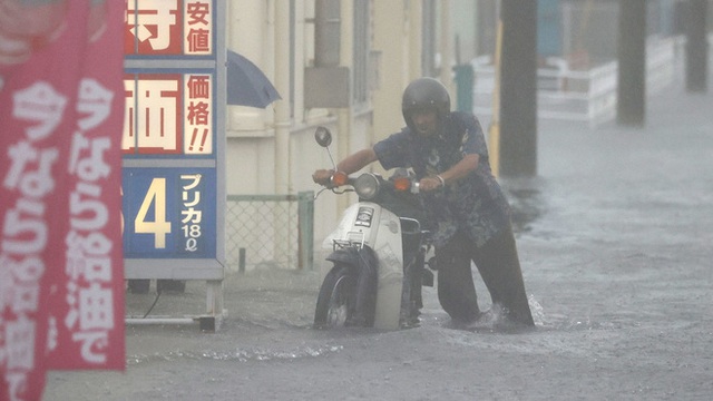 Mưa lũ lớn khủng khiếp chưa từng thấy, nước cuốn trôi cả xe tải: Nhật Bản phát cảnh báo mức cao nhất có thể - Ảnh 2.