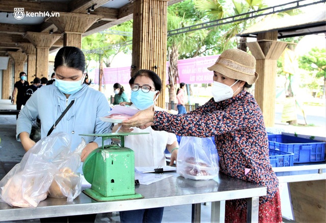 Ảnh: Người dân Đà Nẵng phấn khởi mua thực phẩm tại điểm bán hàng lưu động bình ổn giá - Ảnh 12.