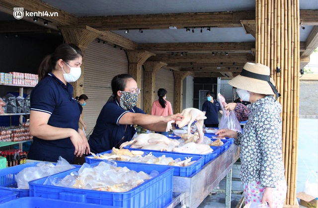 Ảnh: Người dân Đà Nẵng phấn khởi mua thực phẩm tại điểm bán hàng lưu động bình ổn giá - Ảnh 14.