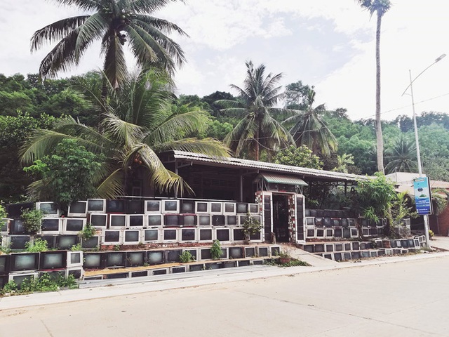 Cận cảnh ngôi nhà độc nhất Việt Nam, dùng 400 vỏ tivi làm hàng rào và cổng, lên báo ngoại - Ảnh 3.
