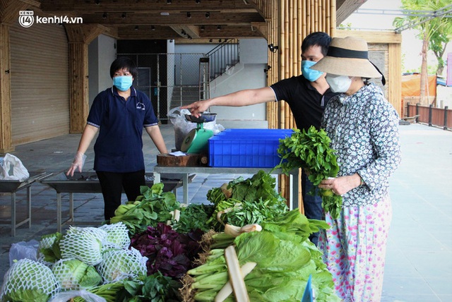 Ảnh: Người dân Đà Nẵng phấn khởi mua thực phẩm tại điểm bán hàng lưu động bình ổn giá - Ảnh 5.