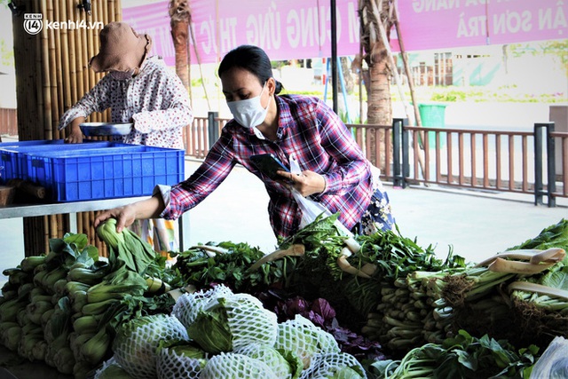 Ảnh: Người dân Đà Nẵng phấn khởi mua thực phẩm tại điểm bán hàng lưu động bình ổn giá - Ảnh 10.