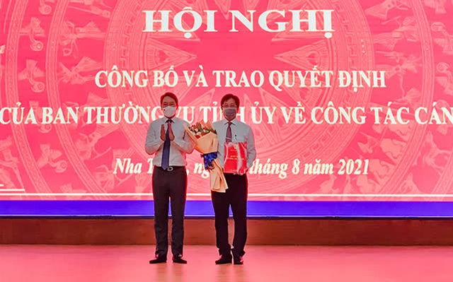 Ông Nguyễn Hải Ninh, Bí thư Tỉnh ủy Khánh Hòa trao quyết định cho ông Hồ Văn Mừng. ( Ảnh: Minh Dung-Thế Vinh Cổng TTĐT Nha Trang)