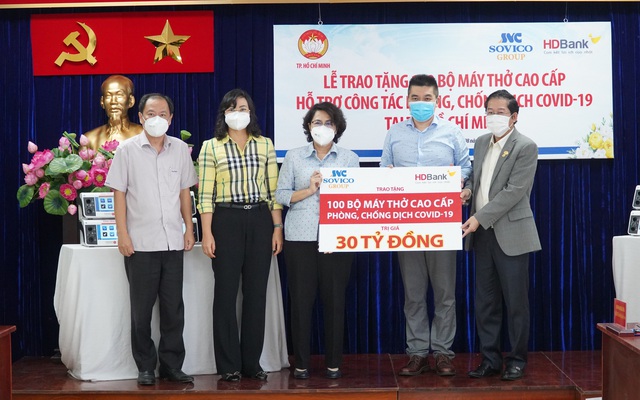 Chủ tịch Ủy ban MTTQ VN TPHCM Tô Thị Bích Châu và Phó Chủ tịch UBND TPHCM Phan Thị Thắng tiếp nhận 100 bộ máy thở cao cấp do Sovico và HDBank trao tặng