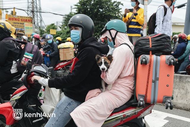 Ảnh: Hàng nghìn người ùn ùn rời TP.HCM về quê bằng xe máy, xót xa cảnh những đứa trẻ vật vờ ngủ gật trong lòng cha mẹ - Ảnh 14.