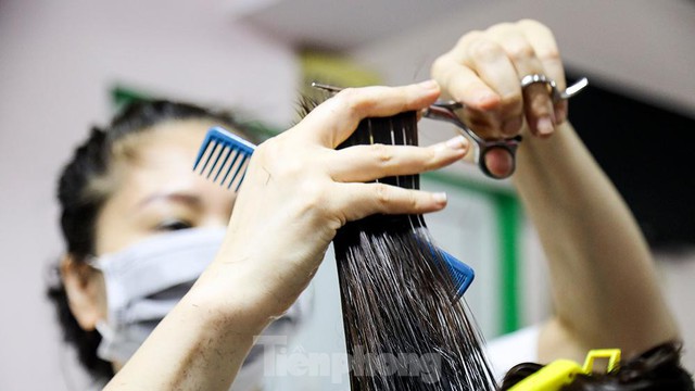 ‘Salon tóc’ duy nhất được hoạt động trong thời gian ‘ai ở đâu ở nguyên đó’ phòng dịch - Ảnh 6.