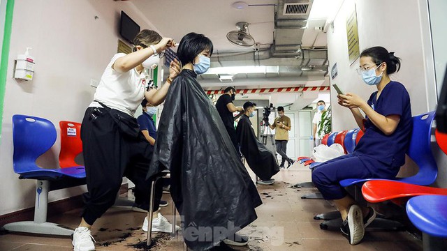 ‘Salon tóc’ duy nhất được hoạt động trong thời gian ‘ai ở đâu ở nguyên đó’ phòng dịch - Ảnh 7.