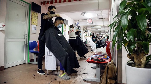 ‘Salon tóc’ duy nhất được hoạt động trong thời gian ‘ai ở đâu ở nguyên đó’ phòng dịch - Ảnh 9.