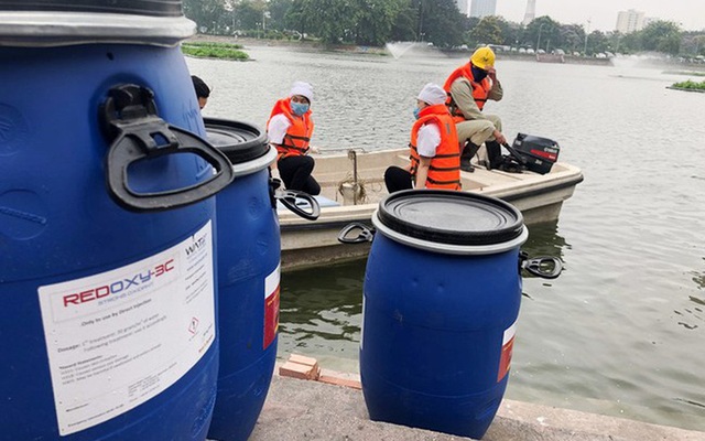 Chế phẩm Redoxy-3C thời điểm được đưa xuống thử nghiệm xử lý nước hồ ở Hà Nội hồi năm 2016.