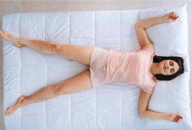  Phụ nữ khi ngủ, kiên trì giữ tư thế này sẽ giúp giảm cân, ngừa bệnh phụ khoa và cải thiện giấc ngủ  - Ảnh 1.