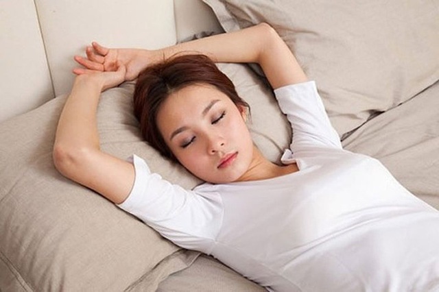  Phụ nữ khi ngủ, kiên trì giữ tư thế này sẽ giúp giảm cân, ngừa bệnh phụ khoa và cải thiện giấc ngủ  - Ảnh 2.