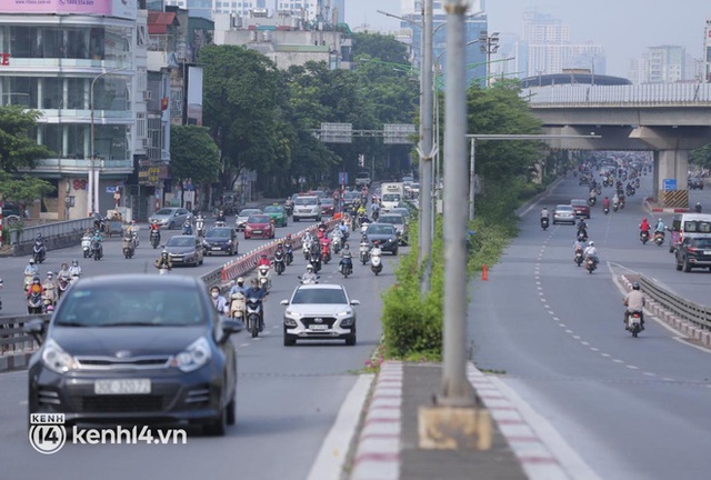 Ảnh: Đường phố Hà Nội tấp nập ngày đầu tuần dù đang giãn cách xã hội theo Chỉ thị 16 - Ảnh 11.