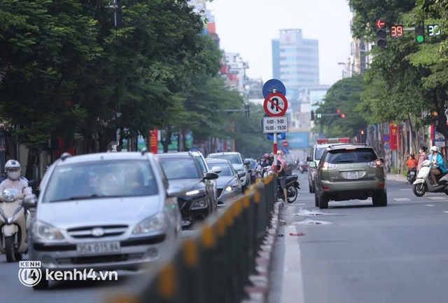 Ảnh: Đường phố Hà Nội tấp nập ngày đầu tuần dù đang giãn cách xã hội theo Chỉ thị 16 - Ảnh 12.