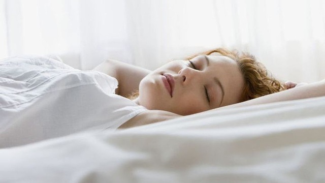  Phụ nữ khi ngủ, kiên trì giữ tư thế này sẽ giúp giảm cân, ngừa bệnh phụ khoa và cải thiện giấc ngủ  - Ảnh 3.