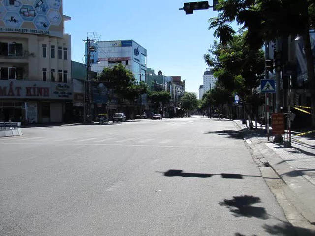 Chùm ảnh: Đường phố Đà Nẵng vắng tanh khi thực hiện ai ở đâu thì ở đó  - Ảnh 4.