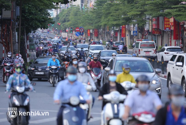 Ảnh: Đường phố Hà Nội tấp nập ngày đầu tuần dù đang giãn cách xã hội theo Chỉ thị 16 - Ảnh 5.